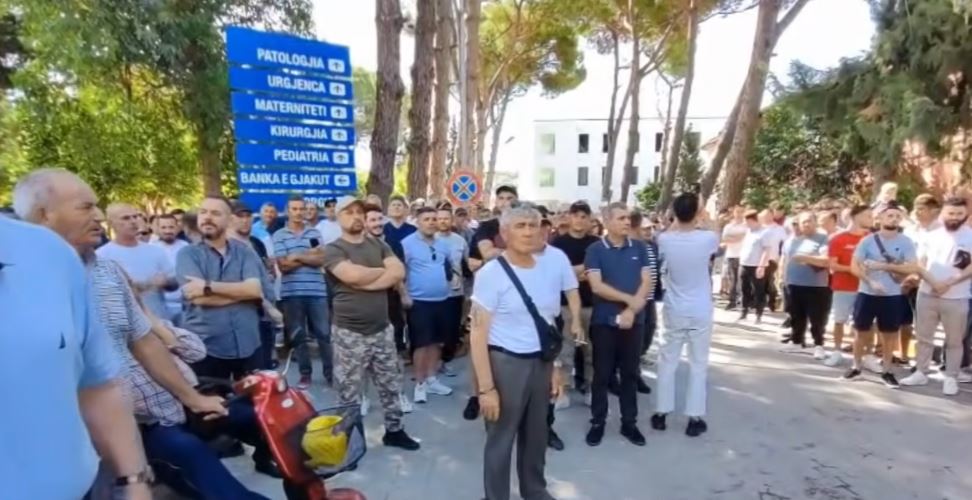 proteste-ne-spitalin-e-lushnjes-qytetaret-kerkojne-permiresimin-e-kushteve