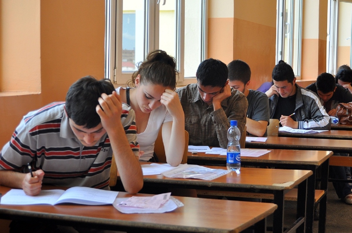 provimi-i-pare-i-matures-shteterore-maturantet-ne-peqin-u-perjashtuan-pasi-futen-fshehurazi-celulare
