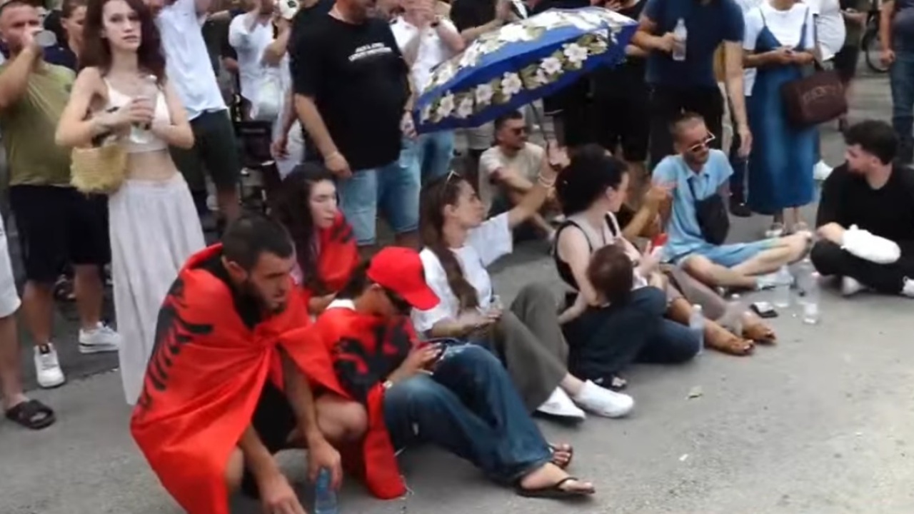 Shoqërimi i Dritan Goxhajt dhe protestuesve të tjerë nga policia  qytetarët  Protesta e thirrur pasdite ka nisur