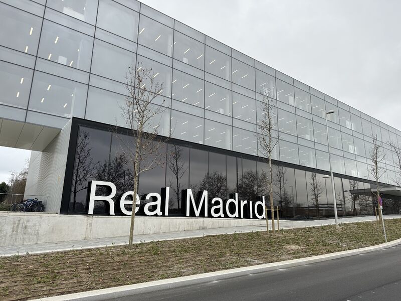 Dolën pagat e ekzagjeruara të zyrtarëve të klubit  Real Madrid vihet në kërkim të spiunit brenda selisë