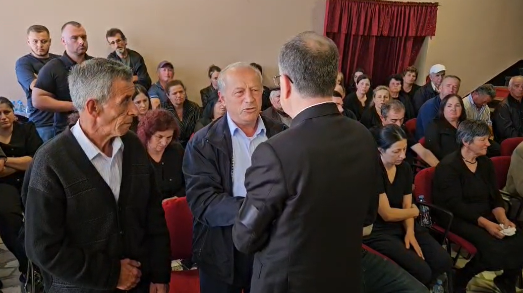  Do bëni detyrën  Na fundosët   Xhaxhai i policit të vrarë në Maliq i drejtohet me lot në sy Presidentit Begaj në homazhe  Merrni masa  po na vriten djemtë