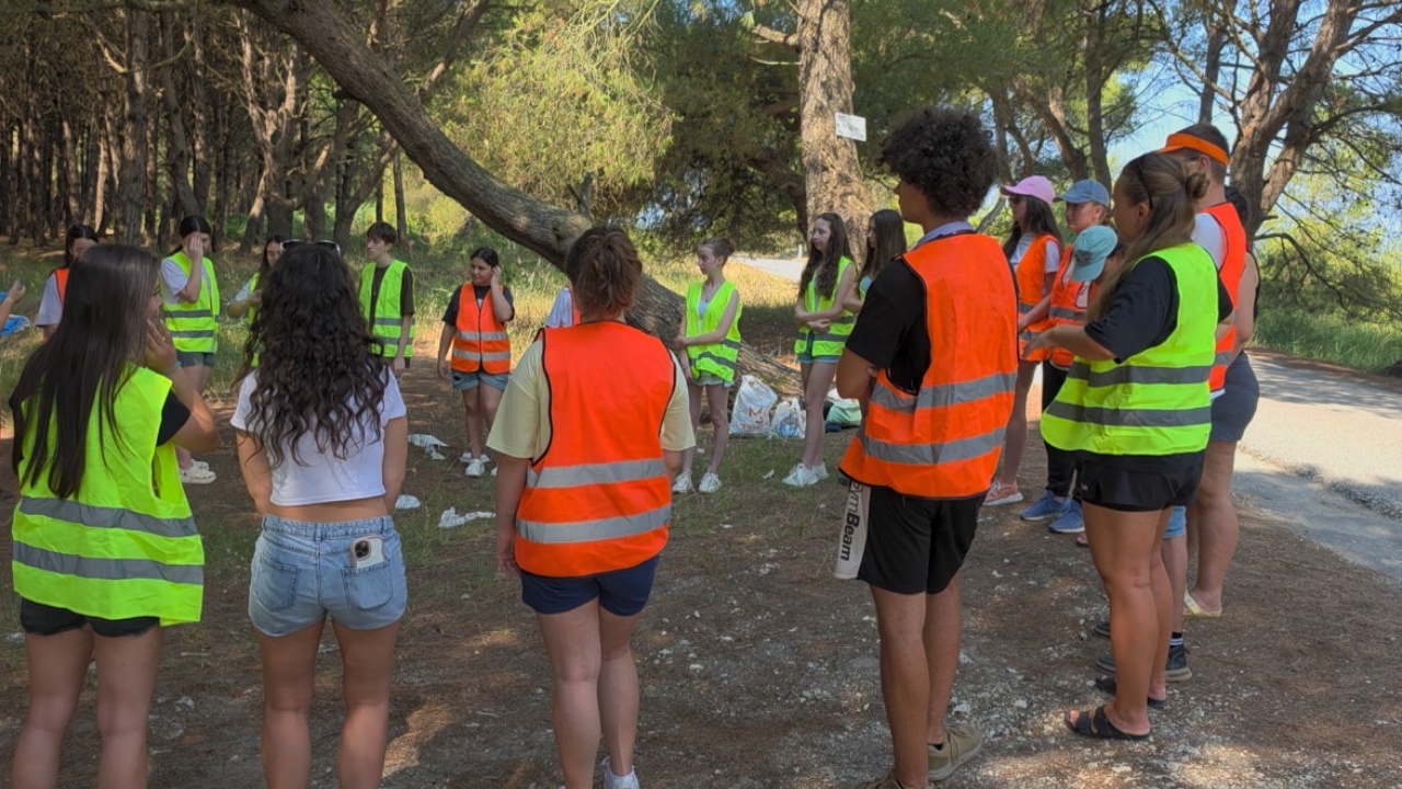 Ndotja në pyllin e Semanit  vullnetare të huaj i bashkohen aksionit për pastrim