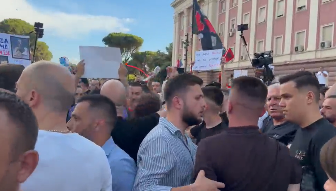 njeri-thoshte-ka-ul-cmimin-e-biletes-se-avionit-rama-qe-te-ikin-sa-me-shume-kryeministri-nga-shkodra-i-kuptoj-protestuesit-por