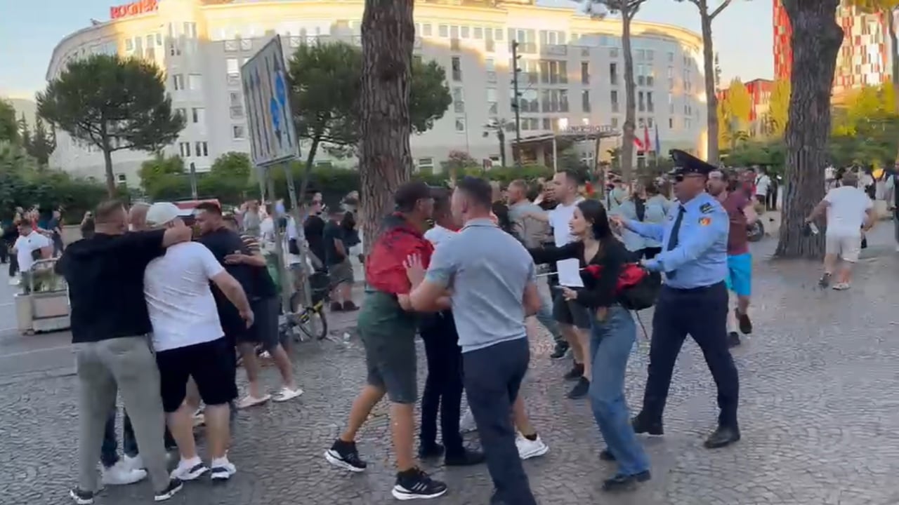 Tensione në protestë  tubuesit konfliktohen fizikisht me mbështetësit e PS  Ndërhyn policia