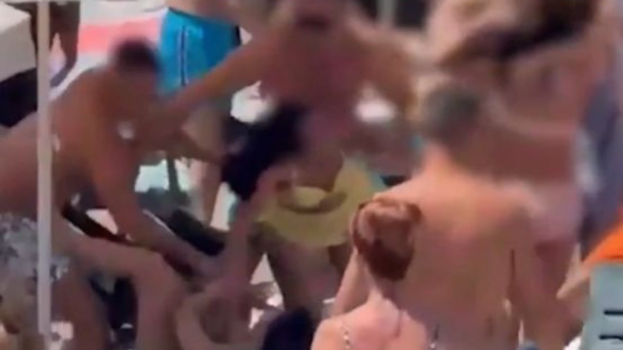Video  Sherr masiv mes disa personave në një hotel në Spanjë  turisti rreh brutalisht 13 vjeçaren  konflikti nisi për një shezlong