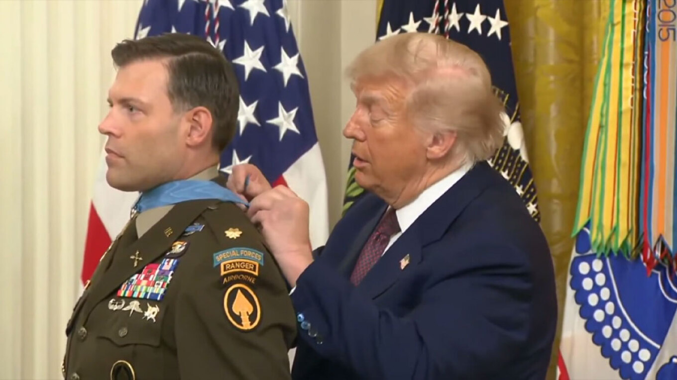 moment-i-sikletshem-ne-shtepine-e-bardhe-trump-nuk-arrin-t-i-vendose-medaljen-veteranit-detyrohet-ta-lidhe-me-nyje-para-kamerave