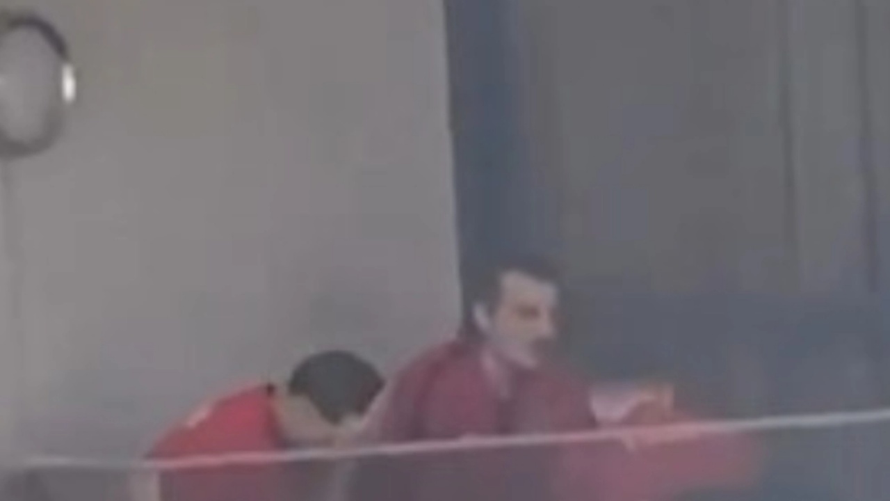 Skandal në Botëror  Yjet e Turqisë kapen duke tymosur në ballkonin e hotelit  shpërthen  stuhia  në rrjet