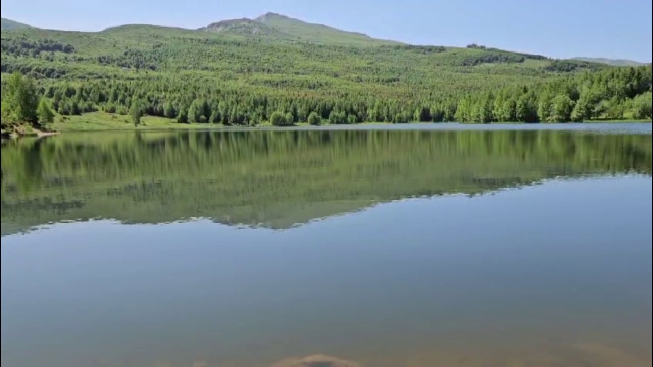 liqeni-qe-terheq-vizitore-ndodhet-ne-kukes-mes-lendinave-te-mbuluara-me-lule-dhe-peizazheve-mes-maleve