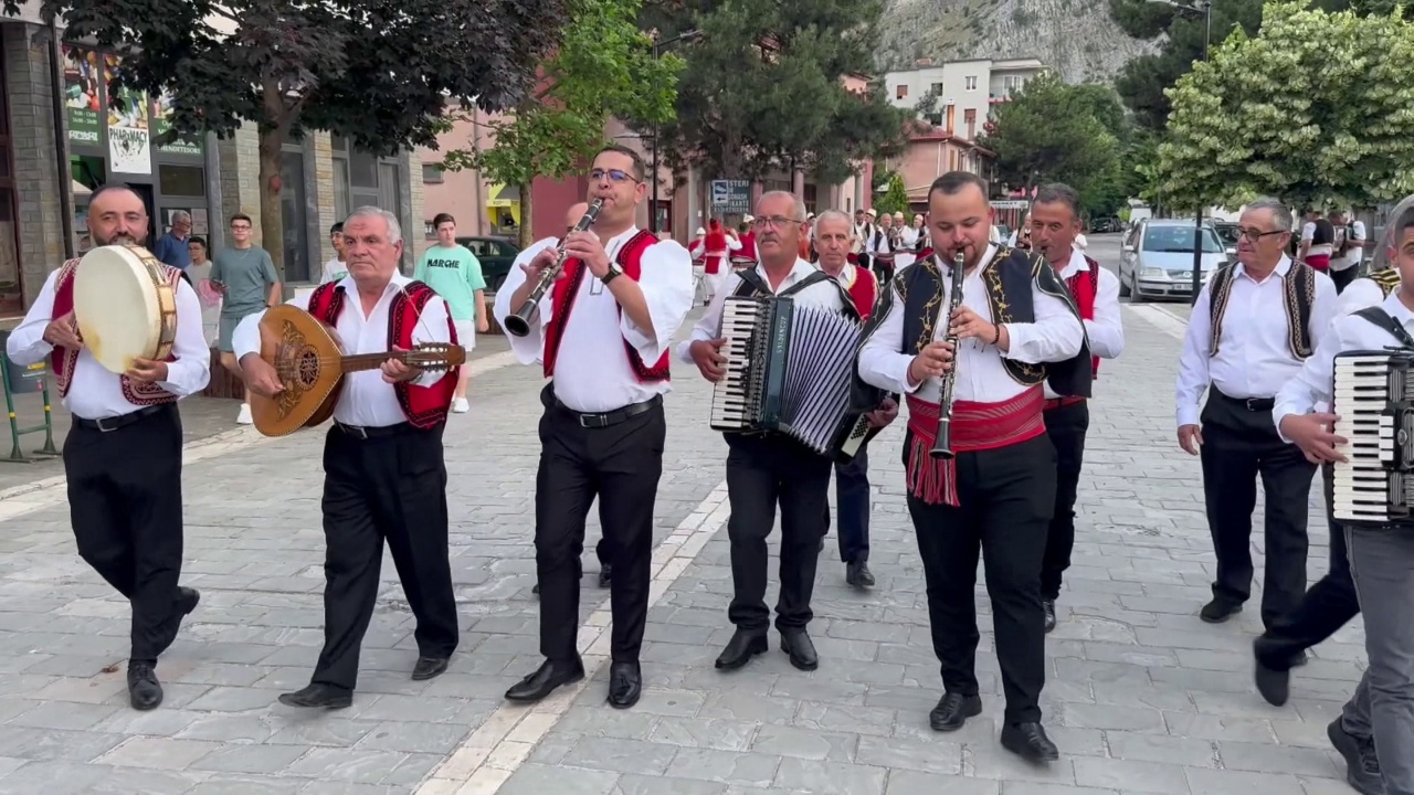 Edicioni i 14 të i Festivalit Kombëtar të Sazeve  këngë e valle për dy netë në Ersekë dhe Leskovik nga grupi folklorik