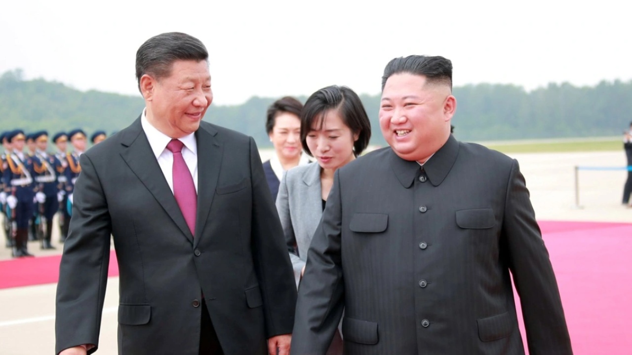 Presidenti i Kinës Xi Jinping viziton Korenë e Veriut  pritet me ceremoni madhështore dhe të shtëna topi nga Kim Jong Un