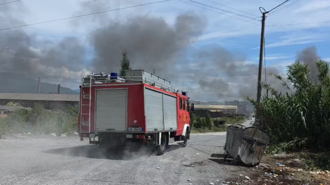 Përfshihet nga flakët magazina e fabrikës së letrave në zonën e ish Metalurgjikut në Elbasan  shërbimet zjarrfikëse në vendngjarje