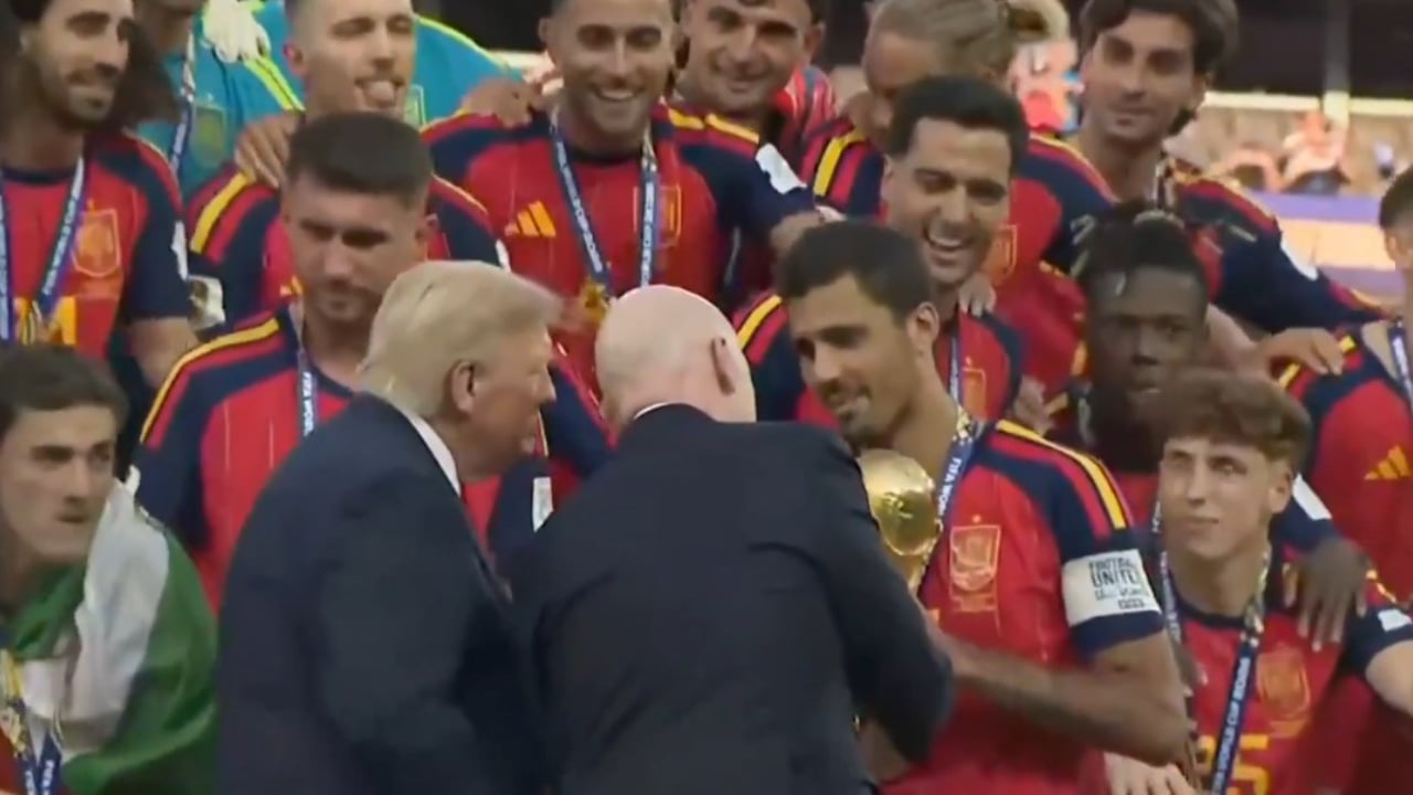 VIDEO  Momenti historik në New Jersey  Trump i dorëzon trofeun Rodrit  Spanja shpërthen në festë pas triumfit të madh në Botëror