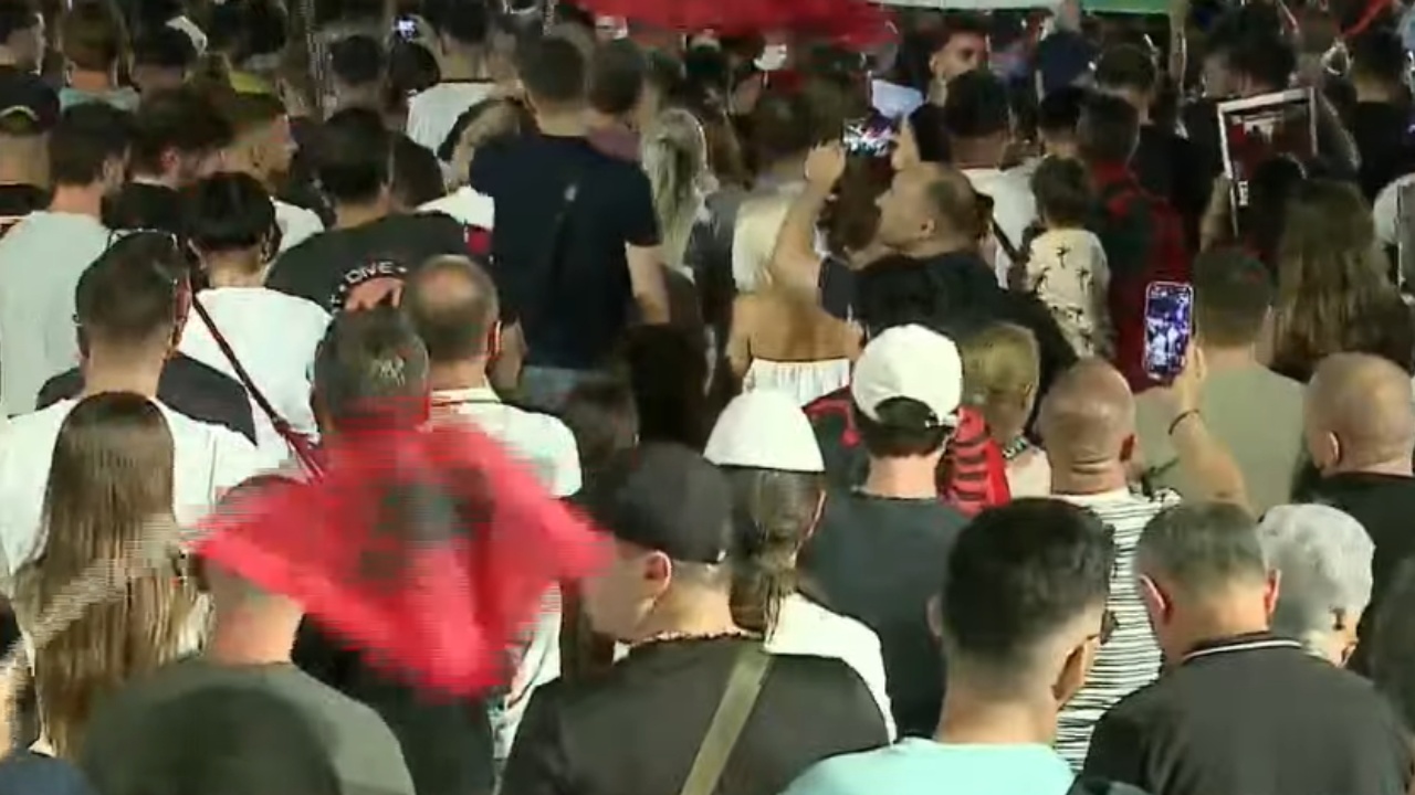LIVE   Na quajnë sorra e korba  por harrojnë që    Dita e 43 të e protestës  tubuesit nisin marshimin pas fjalimeve përpara Kryeministrisë