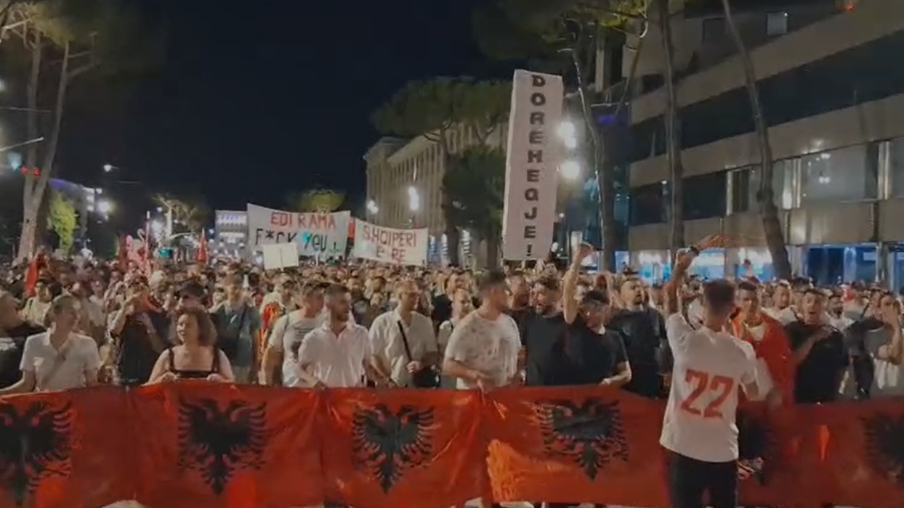 Live   Policia tejkaloi kompetencat   dita e 32 të e tubimit të Tiranë  Protestuesit nesër jashtë Kuvendit  Do të ndalojmë deputetët të hyjnë