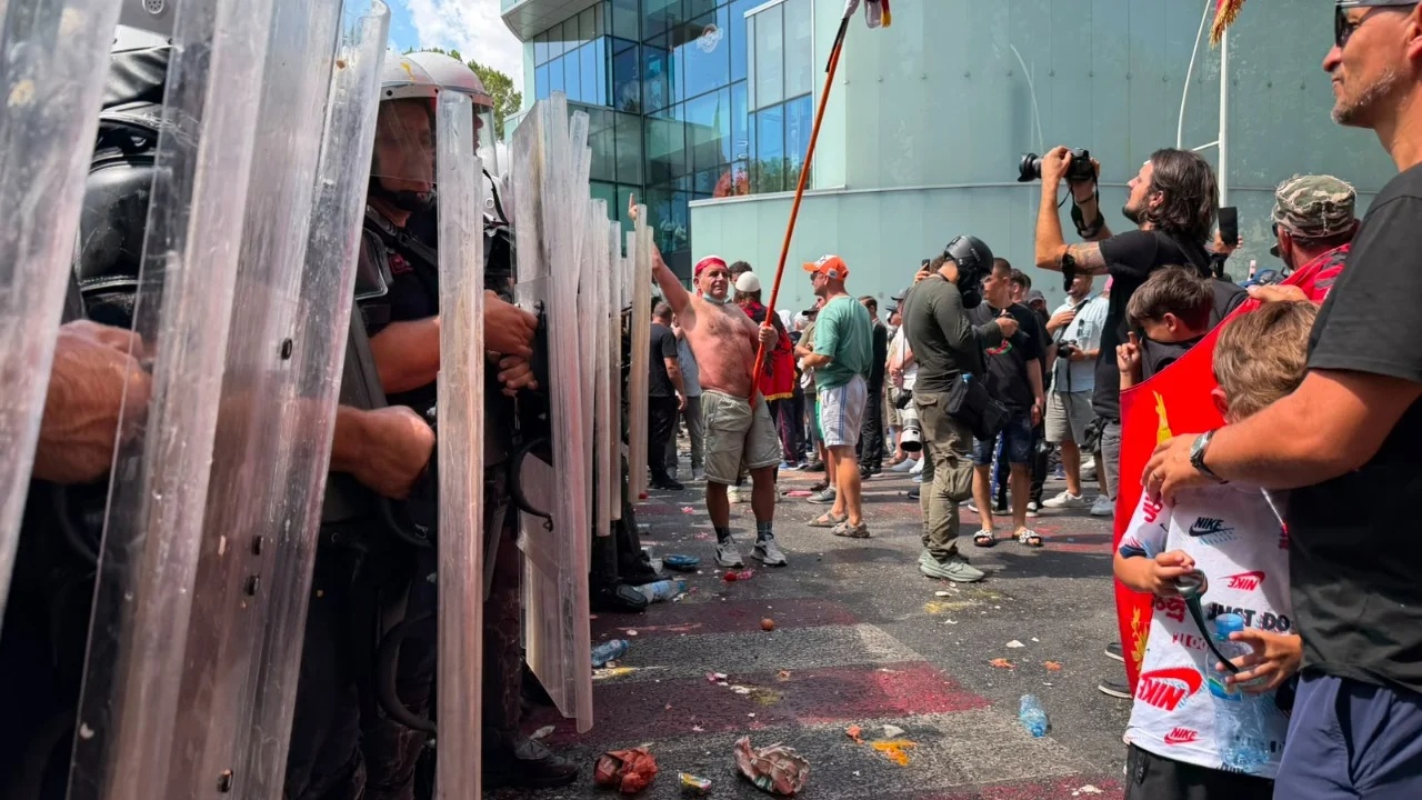 Hodhën sende të forta dhe mjete piroteknike në drejtim të punonjësve të Policisë  Arrestohen 2 protestues  procedohen në gjendje të lirë 30 të tjerë