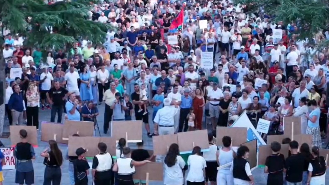Live/ Propozimi për Reformën Territoriale, banorët e Dimalit, Divjakës, Klosit dhe Përrenjasit protestojnë kundër bashkimit të bashkive: Nuk do ta lejojmë