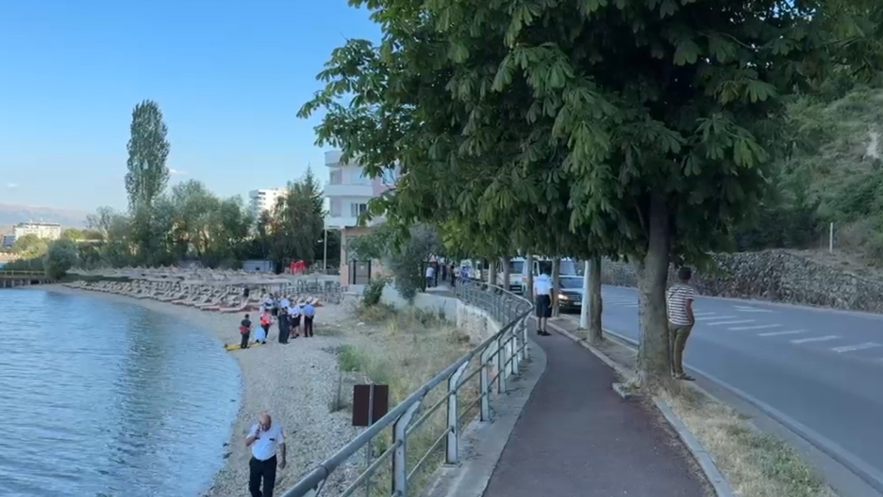 Pësoi infarkt në plazhin e Pogradecit  humb jetën i moshuari
