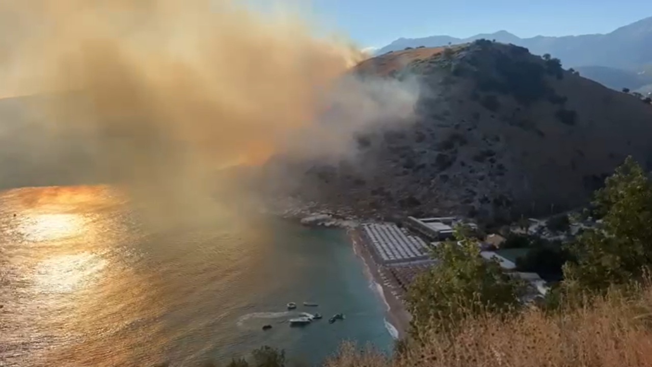Zjarr i përmasave të mëdha në kodrat e Llamanës në Himarë  17 efektivë të shërbimit zjarrfikës në terren  tymi mbulon zonën