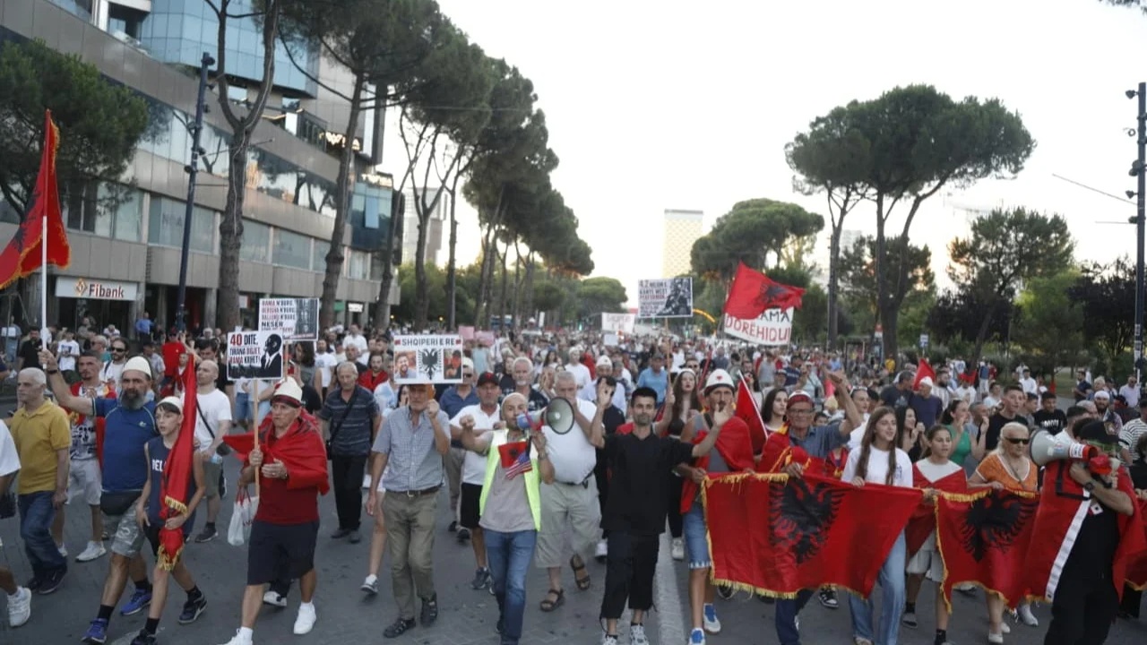 Live  Dita e 44 të e tubimit në Tiranë  protestuesit nisin marshimin në bulevardin  Dëshmorët e Kombit   pritet të stacionohen para Kryeministrisë