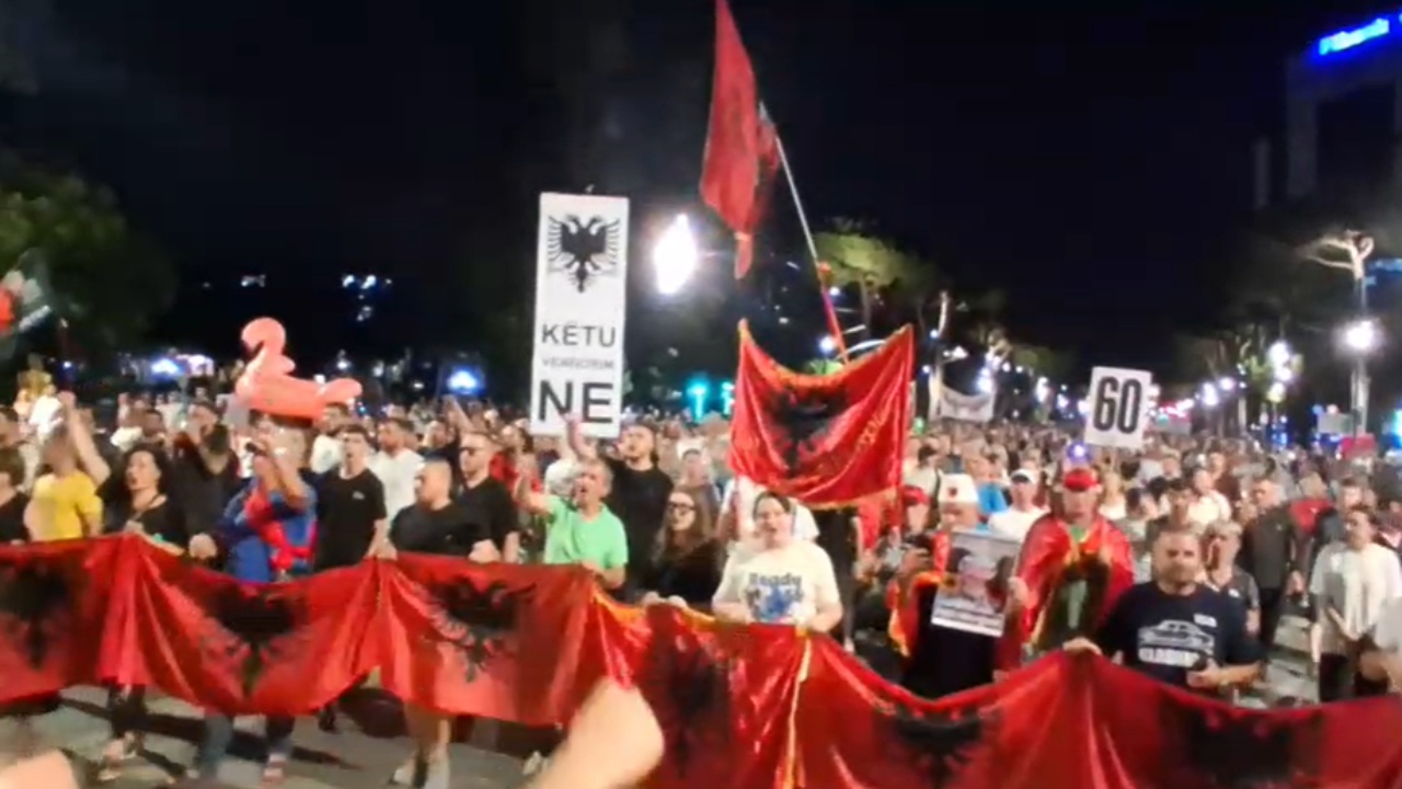 dita-e-60-te-e-tubimit-ne-tirane-protestuesit-nuk-heqin-dore-nga-kerkesa-per-doreheqjen-e-qeverise-nisin-marshimin-ne-kryeqytet