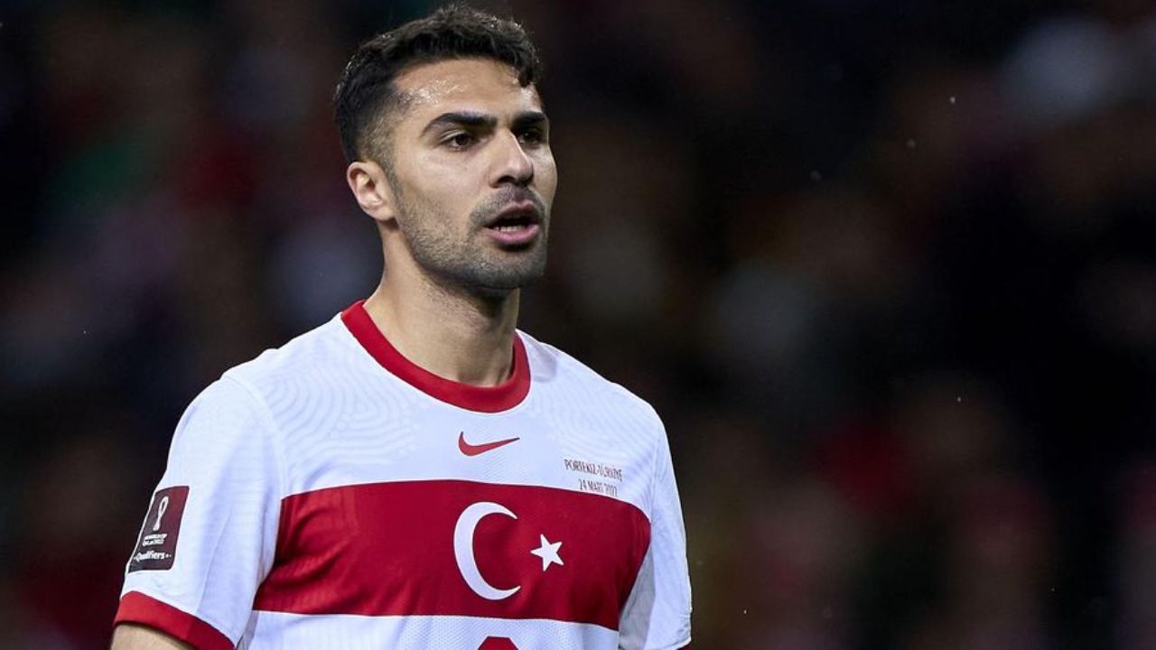 Prapaskenat e bujshme në Itali  Roma i prenotoi avionin  mesfushori turk  tradhton  verdhekuqtë dhe firmos për Juventusin