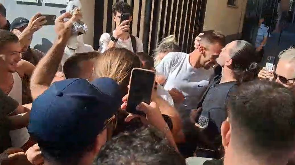 Puthje në ballë e brohorima  lirohen protestuesit e arrestuar të enjten  miqtë i presin me ovacione jashtë komisariatit