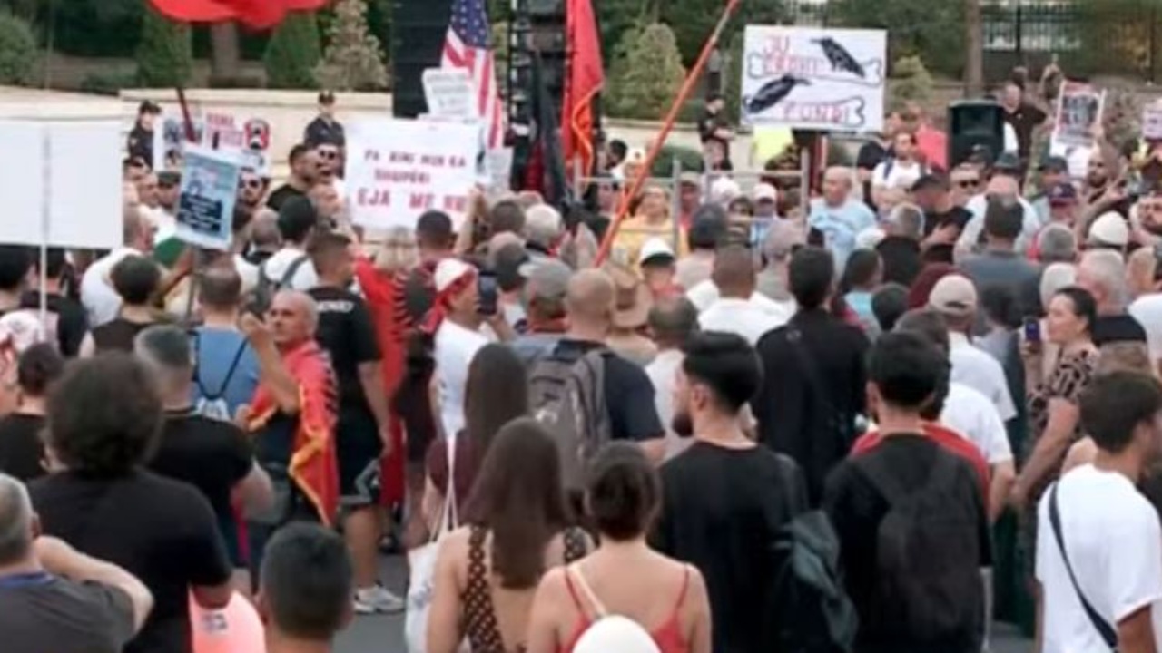 protestuesit-ne-tirane-marshojne-brohorasin-kunder-qeverise