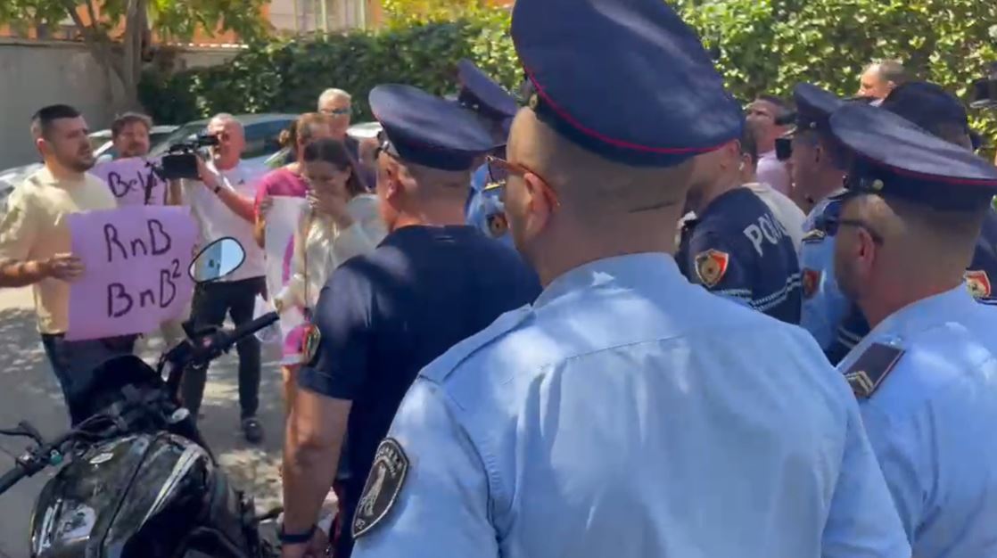 Belinda Balluku sot në SPAK, një grup protestuesish grumbullohen para Prokurorisë së Posaçme