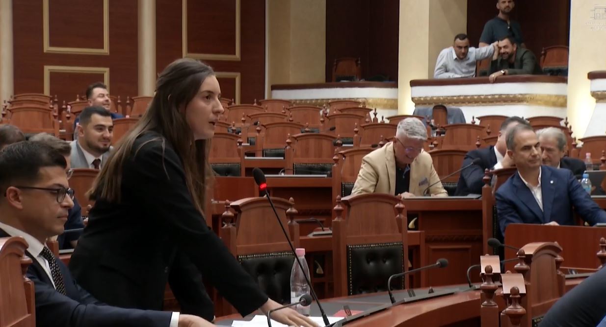 me-shiko-ne-sy-sali-deputetja-zegjine-caushi-akuzon-berishen-per-dezinformim-genjeve-se-kam-blere-shtepi-une-kam-firmosur-vetem-per