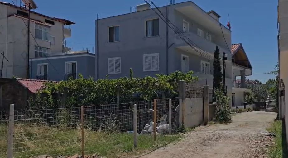  Më kërkoi ndihmë  s e njoha  ishte e larë në gjak   dëshmia tronditëse e fqinjes së 32 vjeçares që u plagos nga ish  burri  Arriti të zbriste shkallët dhe ra përtokë te dera