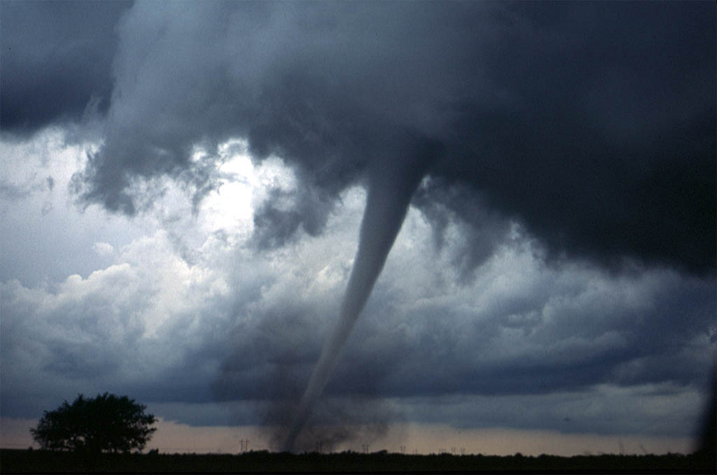 stuhi-e-tornado-permbytjet-godasin-ameriken-e-veriut-dhe-ameriken-e-jugut