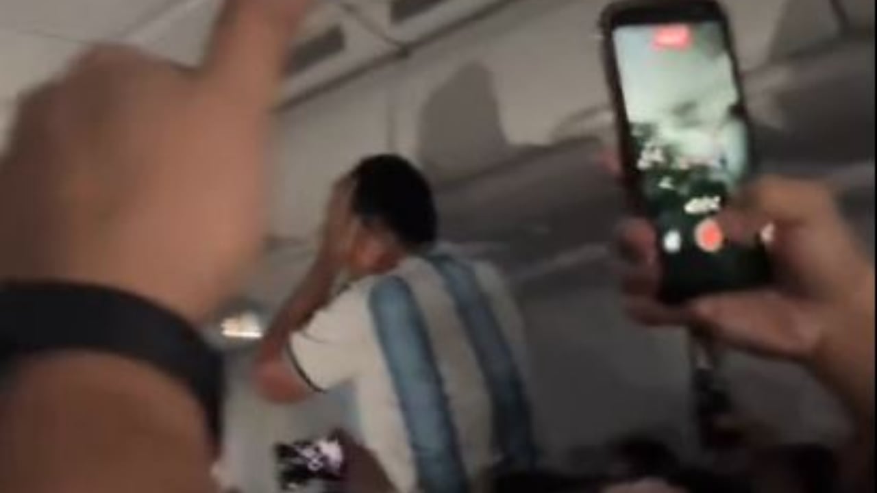Video  Shakaja gjeniale e pilotit spanjoll  në mijëra metra lartësi i jep lajmin ekuipazhit argjentinas se ishin shpallur kampion bote 