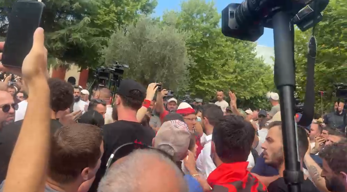 adriatik-lapaj-shkon-te-protestuesit-jashte-kuvendit-ata-e-largojne