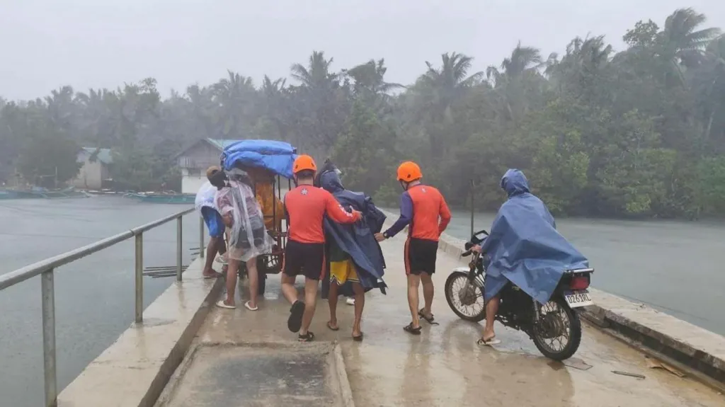 Tajfuni në Kinë  dy milionë të evakuuar  përmbytje dhe shkatërrime masive  stuhia vrau edhe 17 persona në Filipine