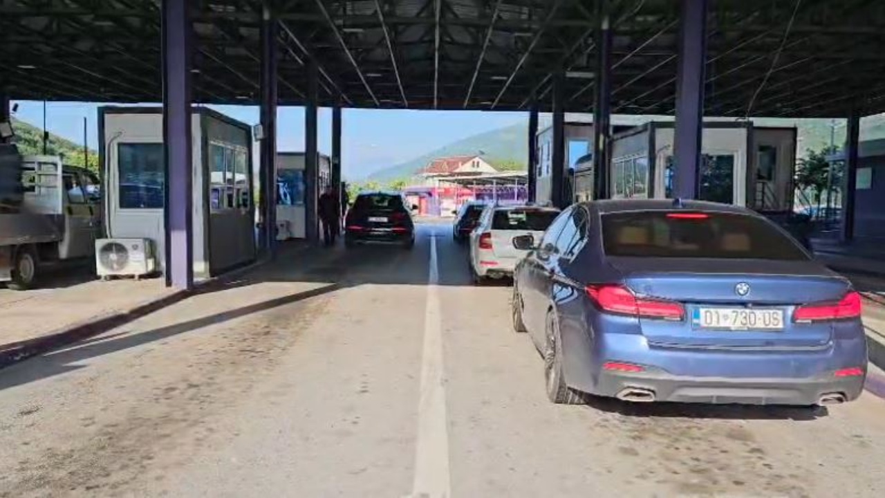 Kufizime sot në të dyja anët e kufirit Kosovë Shqipëri për automjetet mbi 20 tonë për shkak të temperaturave  rrezik për radhë të gjata në Morinë