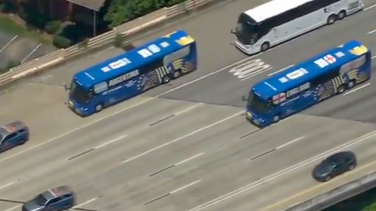 Video  Fitorja e parë e Anglisë ndaj Argjentinës  Autobusi i Tre Luanëve parakalon rivalët në autostradë  rrugës për në stadium