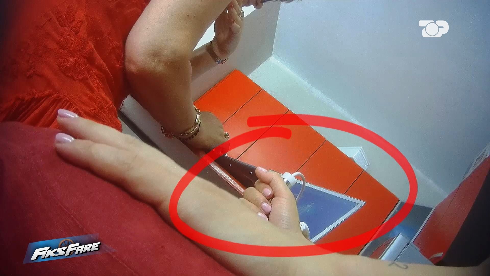  Ta shëroj kancerin pa biopsi dhe pa kimioterapi   Fiks Fare zbulon  nutricionisten  që diagnostikon me bioskaner në dhomë hoteli dhe u premton pacientëve shërim