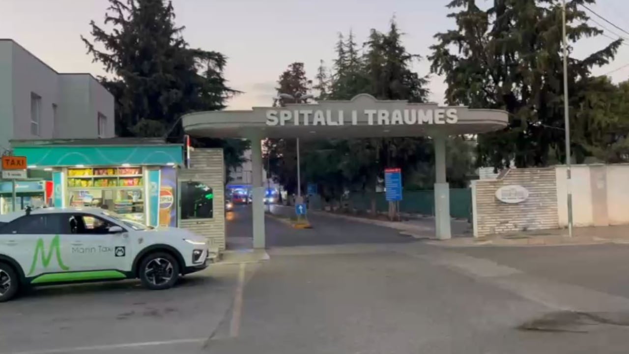 Aksidenti tragjik i autobusit në autostradën Durrës Tiranë  nënë e bijë transportohen drejt Greqisë për ndihmë më të specializuar  familjarët apel për ndihmë