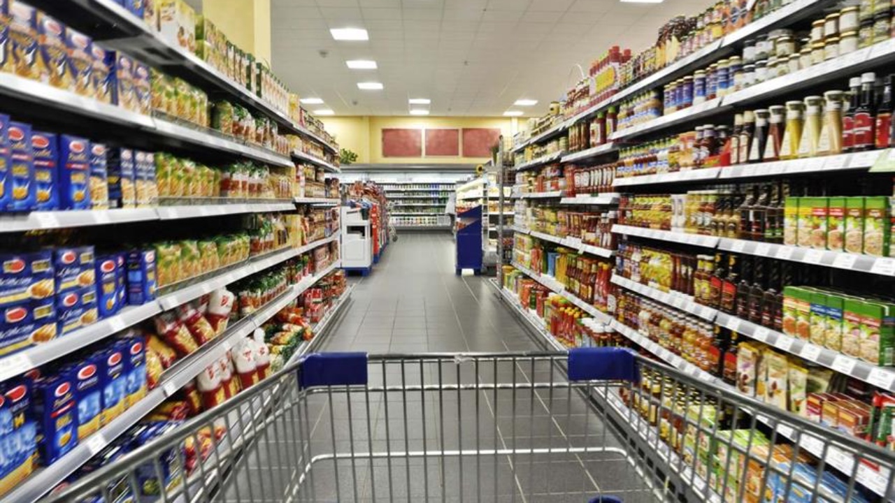 Punonjësja pa eksperiencë parandalon  pa dashje  grabitjen e supermarketit  nuk dinte të hapte arkën e parave
