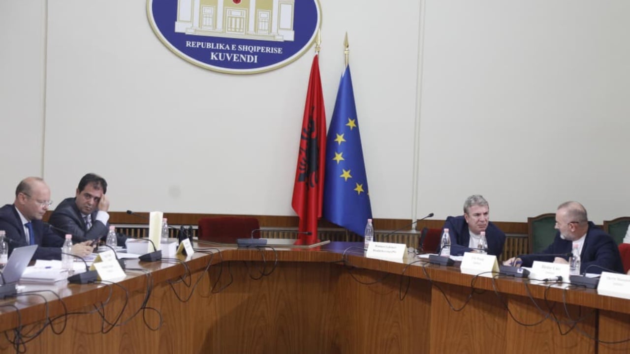 Debat te Komisioni i  Zgjedhores   Manja i kthehet ashpër Ivi Kasos  Mbylle gojën o legen  të kam dëgjuar fort