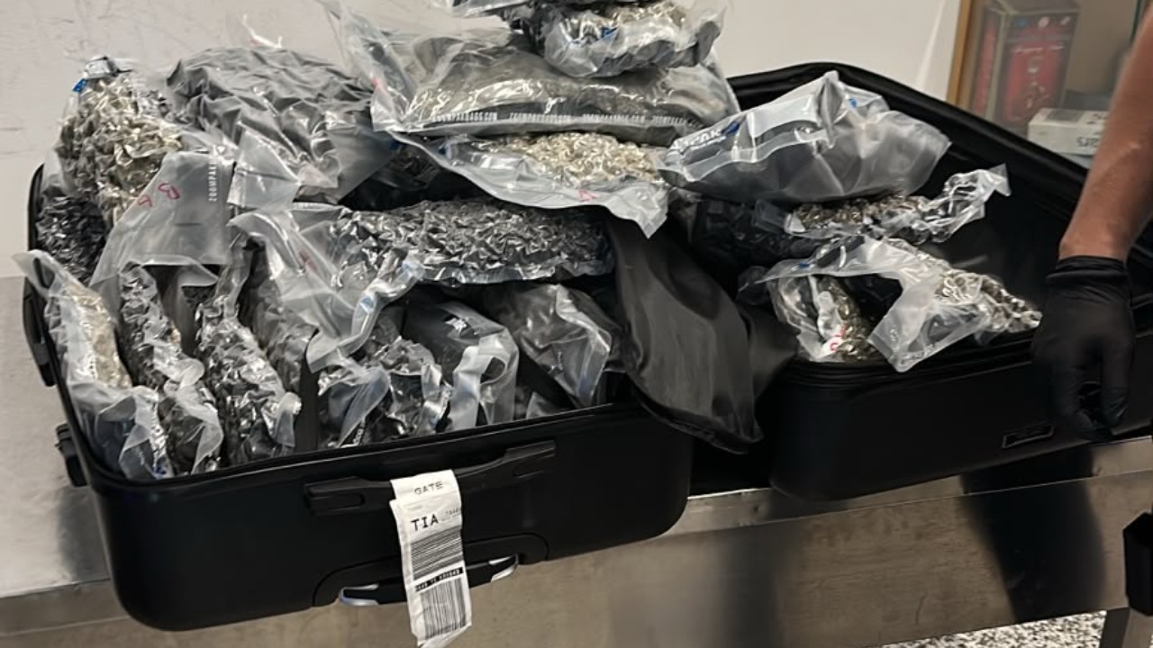 FOTO  Tentoi të fuste kokainë në Aeroportin  Nënë Tereza   identifikohen dy valixhe me 46 kilogramë lëndë narkotike