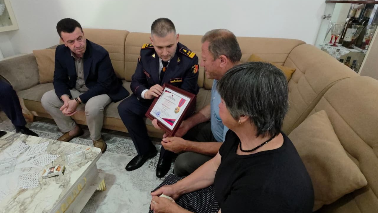 Humbi jetën në krye të detyrës  Hita i dorëzon familjes së Enea Mekollit medaljen e mirënjohjes  djali i tij merr statusin  Fëmijë në përkujdesje të Republikës 