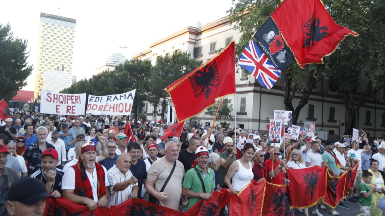 Live  Dita e 44 të e tubimit në Tiranë  mbyllen fjalimet para Kryeministrisë  nis marshimi në rrugët e kryeqytetit
