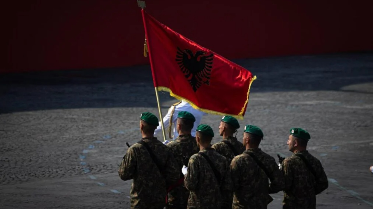 Parada e Ditës së Bastijës në Francë  pjesëmarrës edhe kryeministri Rama  Shqipëria marshon në ceremoni me flamurin kuqezi