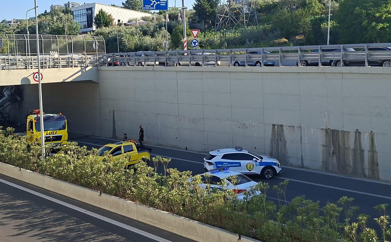 Mbeti i plagosur pas aksidentit te rrethrrotullimi në TEG  humb jetën edhe personi i dytë që ndodhej në betoniere