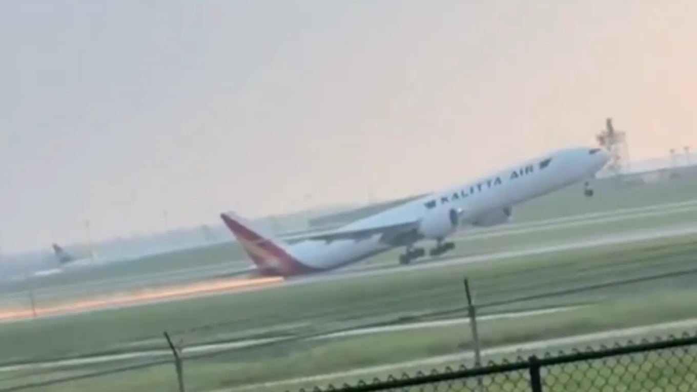 Video  Momente tmerri në SHBA  një avion Boeing zvarritet në pistë dhe pothuajse merr flakë