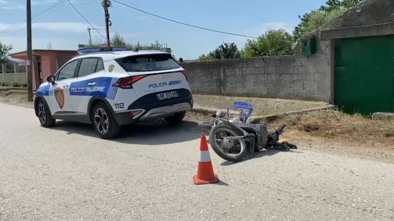 aksident-ne-lushnje-makina-perplas-motocikleten-ne-pirre-kamcisht-76-vjecari-ne-gjendje-te-rende