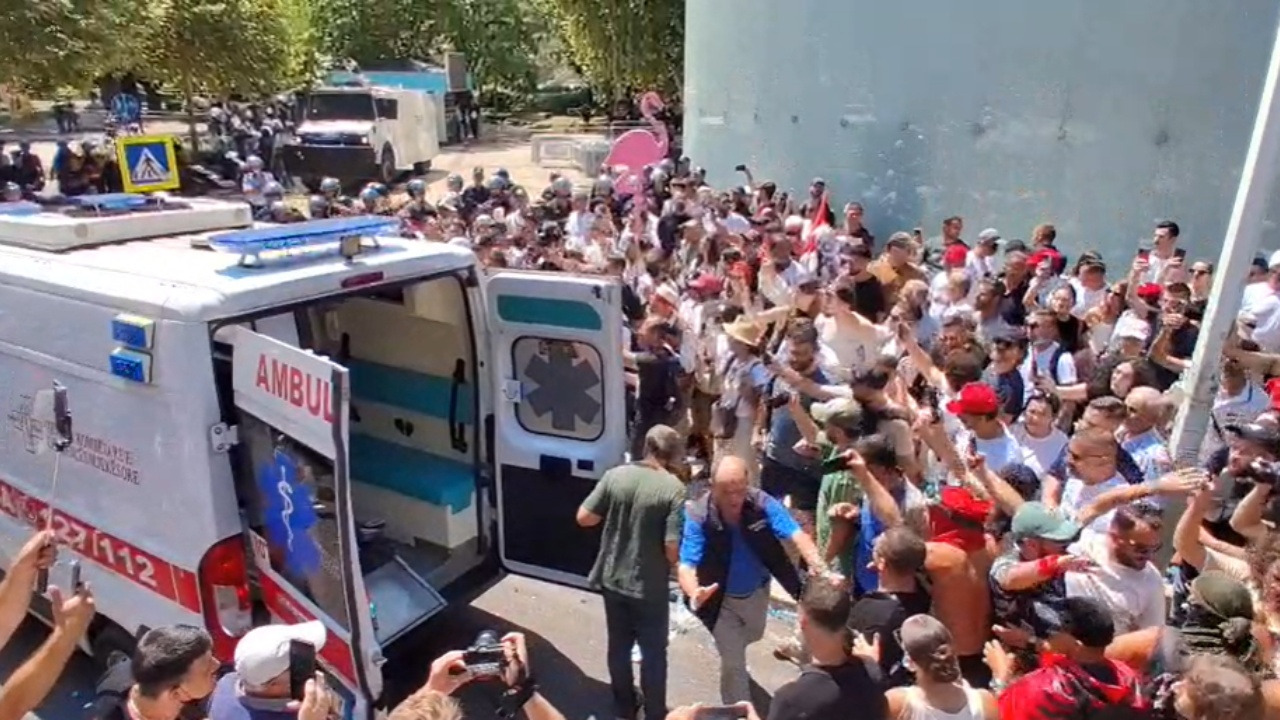 U ndje keq gjatë tubimit  protestuesi dërgohet me ambulancë në spital