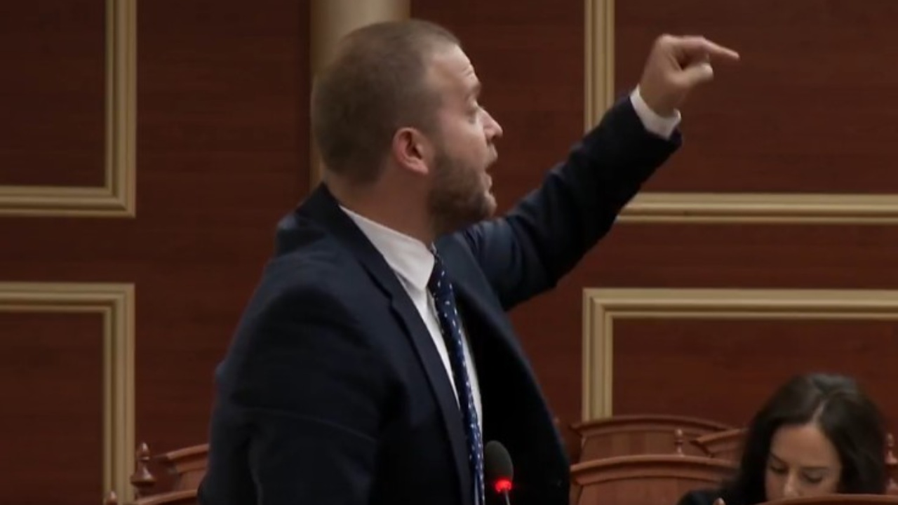 percarjen-e-popullit-shqiptar-s-e-ben-dot-redi-muci-perplaset-serish-me-ardit-bidon-ne-kuvend-fry-fyellit-se-je-ne-vrimen-e-gabuar