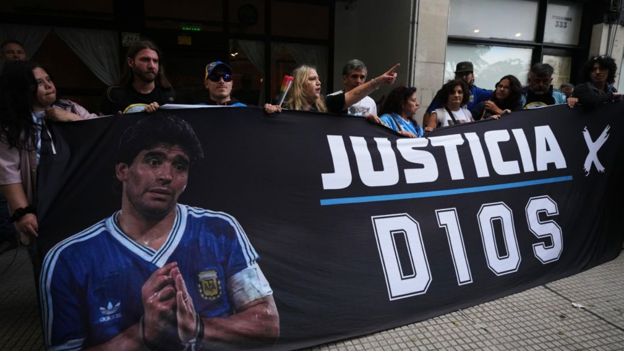 Detaje të reja nga gjyqi për vdekjen e Maradonës, rrëfehet doktori i Argjentinës: Dëgjova një debat mes Diegos dhe mjekut të tij pak ditë para tragjedisë